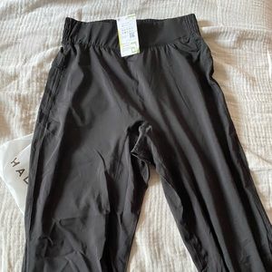 Halara High Waisted Elastic Waistband Joggers in Black in a size M. Full length